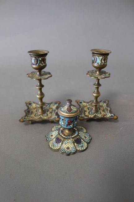 PAIRE DE PETIT BOUGEOIRS et ENCRIER en bronze...