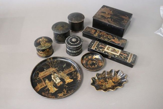 ENSEMBLE de dix objets en laque comprenant...