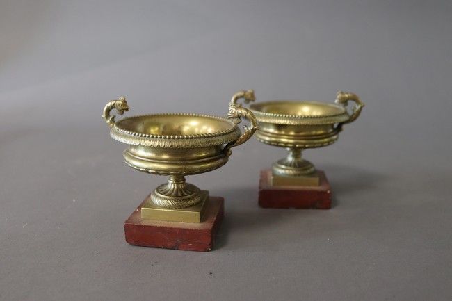 PAIRE DE PETITES COUPES circulaires sur piédouche...