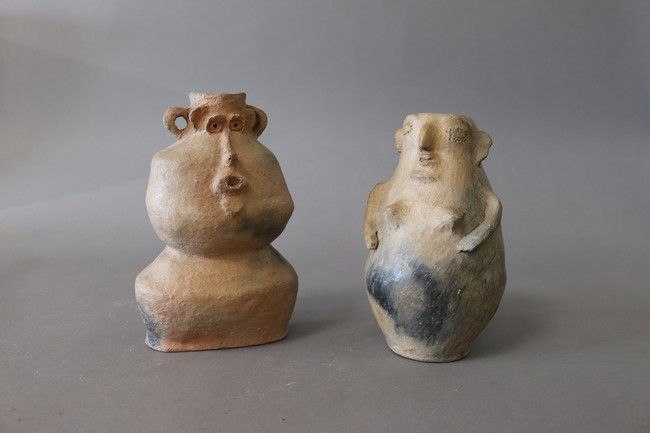 DEUX BOUTEILLES ou VASES ANTHROPOMORPHES...