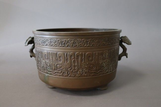 CACHE-POT en bronze à patine brune à deux...