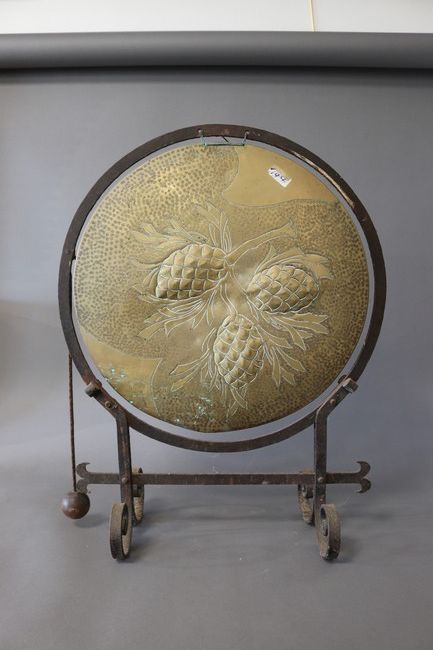 GONG en fer forgé et disque en laiton doré...