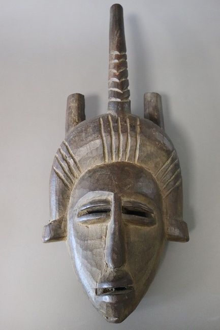MASQUE en bois sculpté représentant un visage...