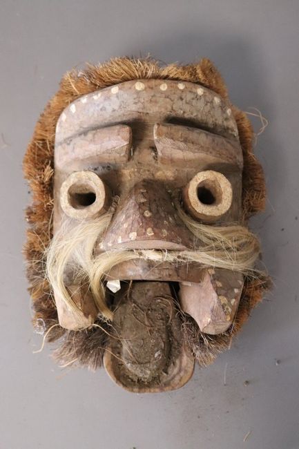 MASQUE en bois sculpté et ajouré, aux traits...