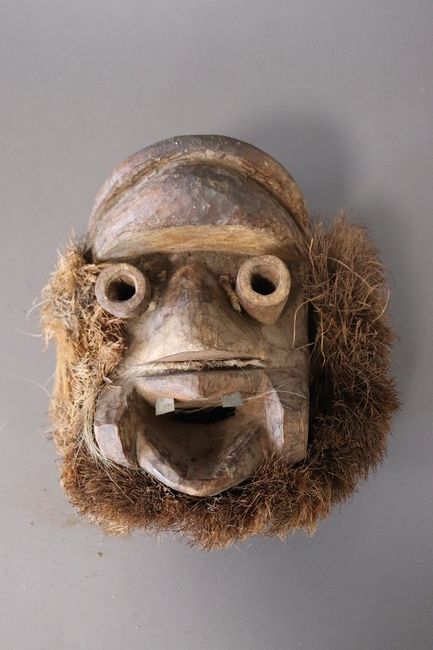 MASQUE en bois sculpté et ajouré, aux traits...