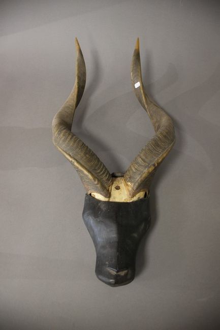 MASSACRE DE KUDU avec tête stylisée en é...