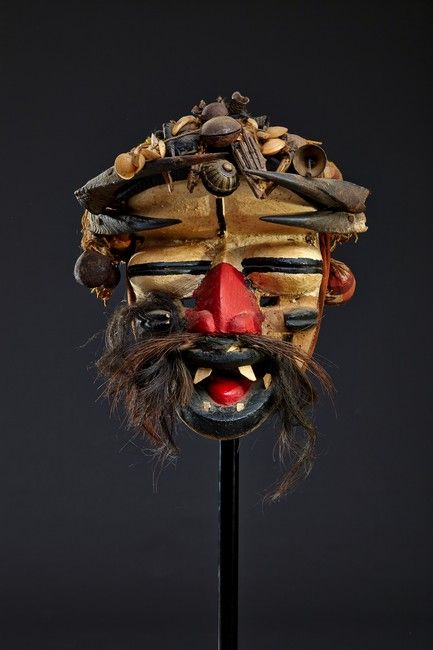 MASQUE de danse représentant un visage caractéristique...