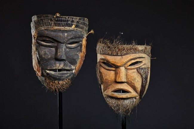 DEUX MASQUES d'art populaire en bois sculpté...