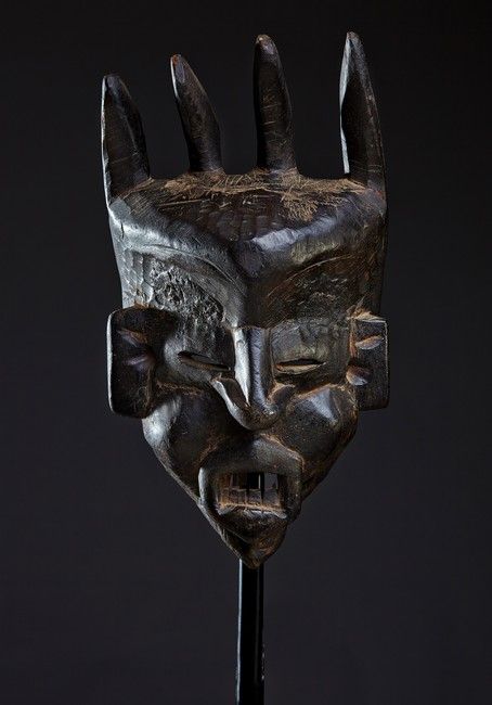 MASQUE de danse représentant un visage à...