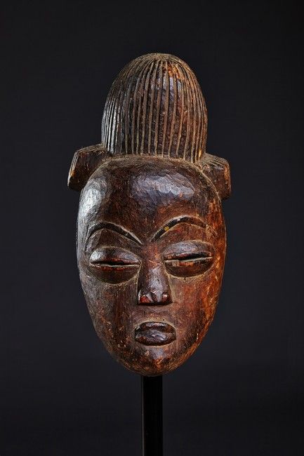 PETIT MASQUE DE DANSE en bois avec yeux ovoïdes...