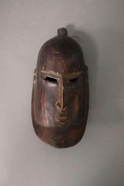 PETIT MASQUE en bois sculpté figurant un...