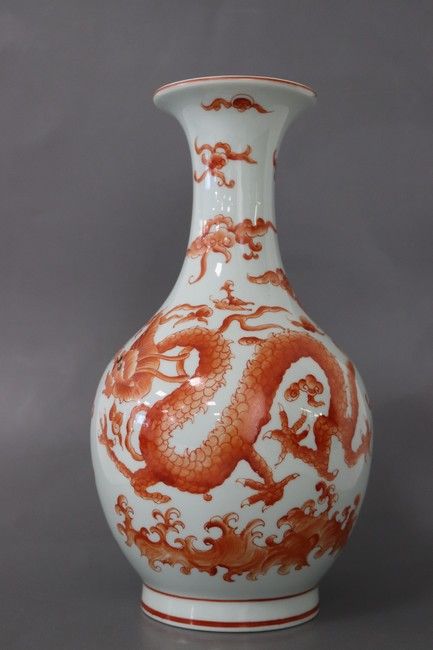 VASE de forme balustre en porcelaine à décor...