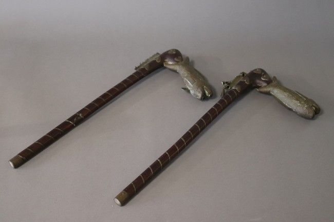 PAIRE DE SCEPTRES en bois et bronze à patine...