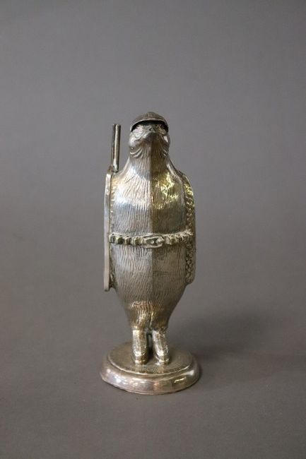 PINGOUIN CHASSEUR en métal argenté, les yeux...