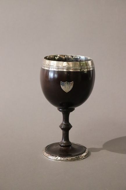 COUPE sur piédouche en noix de coco tourné...