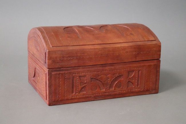 COFFRET rectangulaire à couvercle bombé et...