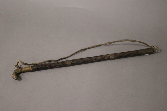 CRAVACHE DE CORNAC à fût en bois, lanière...