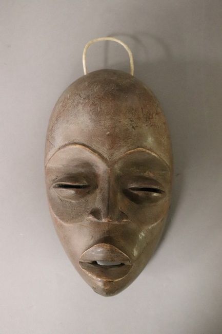 PETIT MASQUE en bois, à large front, bouche...