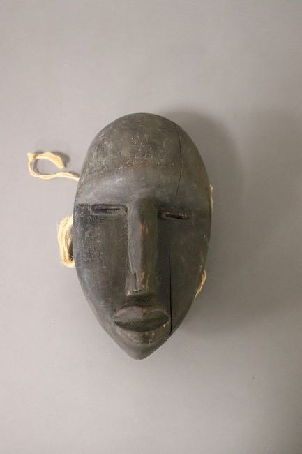 PETIT MASQUE en bois à yeux et nez droit