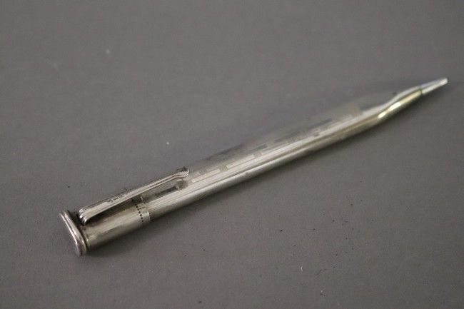 STYLO en argent (925) chiffré JF. Poids :...