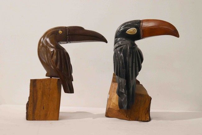 PAIRE DE TOUCANS en ébène et bois exotique...