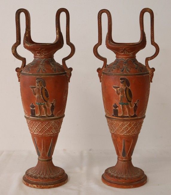 PAIRE DE VASES à deux anses de forme balustre...