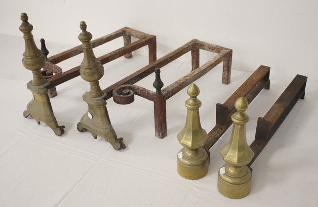 DEUX PAIRES DE CHENETS en bronze doré en...