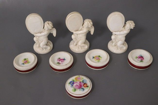 ENSEMBLE DE TROIS PORTE-MENUS figurant des...