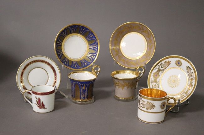 ENSEMBLE DE TROIS TASSES ET LEUR SOUCOUPE...