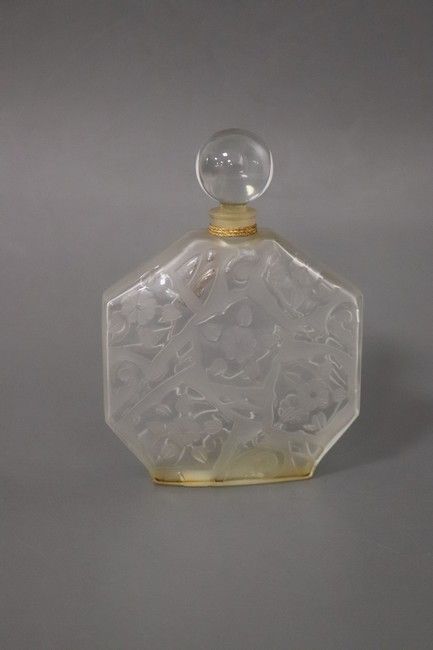 FLACON DE PARFUM octogonal en verre moulé...