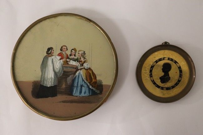 BOÎTE RONDE à couvercle peint fixé sous verre,...