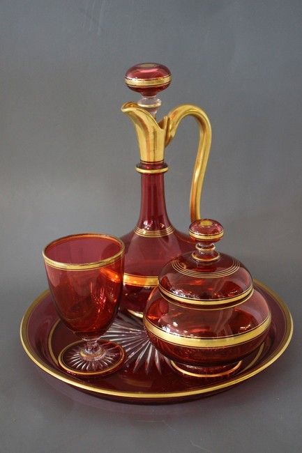 SERVICE DE NUIT en verre teinté rouge et...