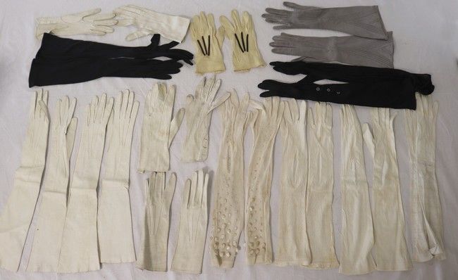 LOT DE 13 PAIRES DE GANTS, 5 en peau, 6 en...