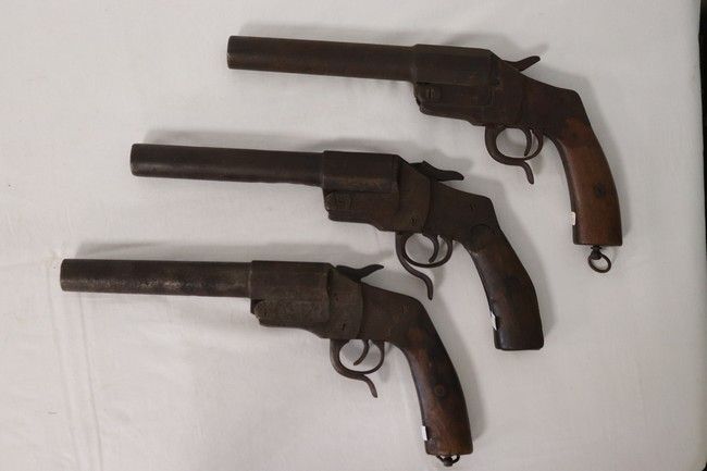 TROIS PISTOLETS Lance fusée allemand Heb...
