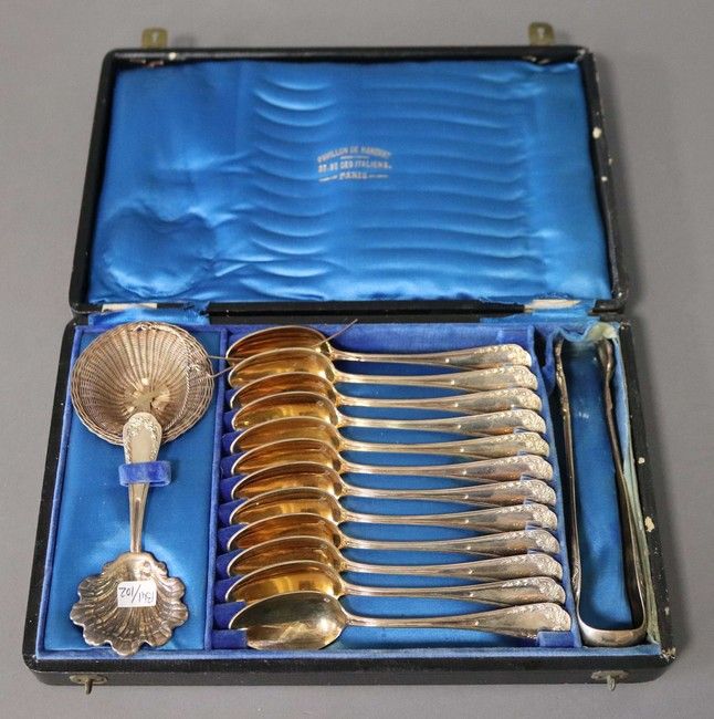 MÉNAGÈRE de couverts à thé en argent doré...