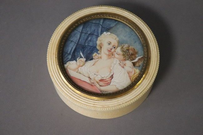 BOÎTE ronde en ivoire à décor sur le couvercle...