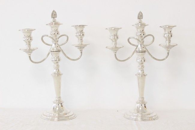 PAIRE DE CANDELABRES à trois lumières en...