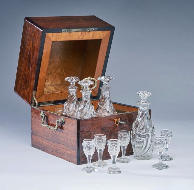 CAVE A LIQUEUR cubique en placage de noyer...