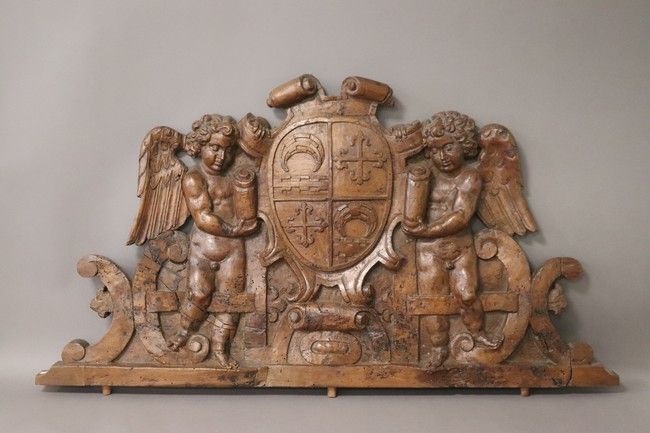 FRONTON en noyer sculpté en bas-relief représentant...