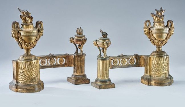 PAIRE DE DEVANT DE CHENETS en bronze doré...