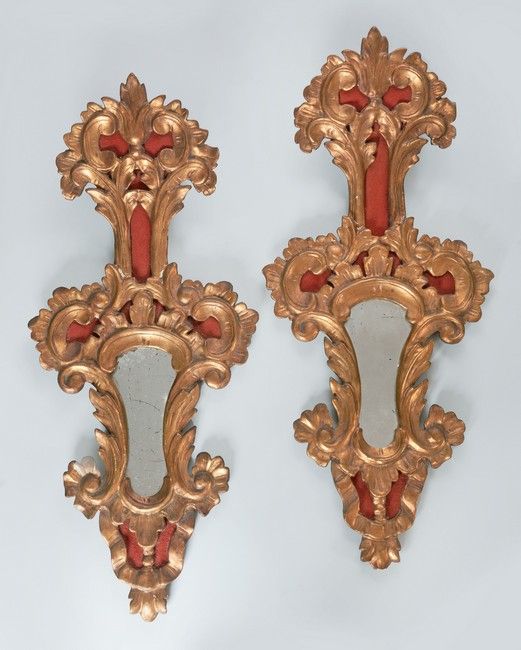 PAIRE DE MIROIRS chantournés dans un cadre...