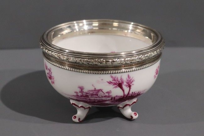 COUPELLE ronde en porcelaine à décor émaillé...