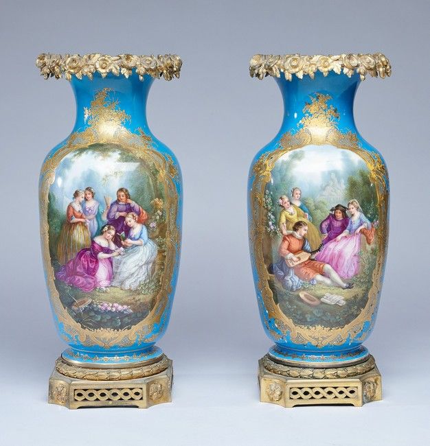 PAIRE DE GRANDS VASES de forme balustre en...
