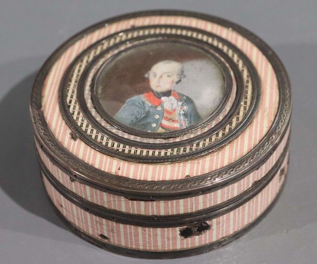 PETITE BOITE ronde en écaille cerclée argent...