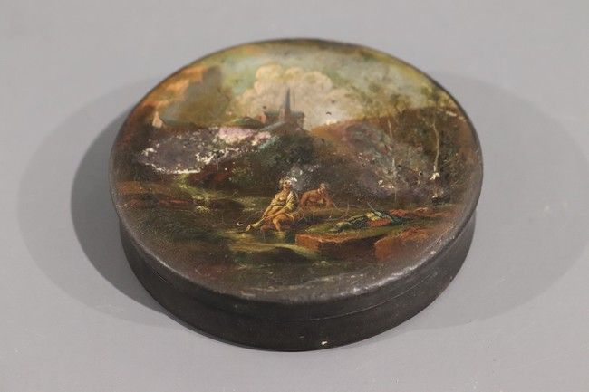 BOITE RONDE laquée noire, couvercle à décor...