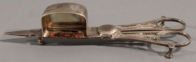 MOUCHETTE en argent gravée de frises de laurier...