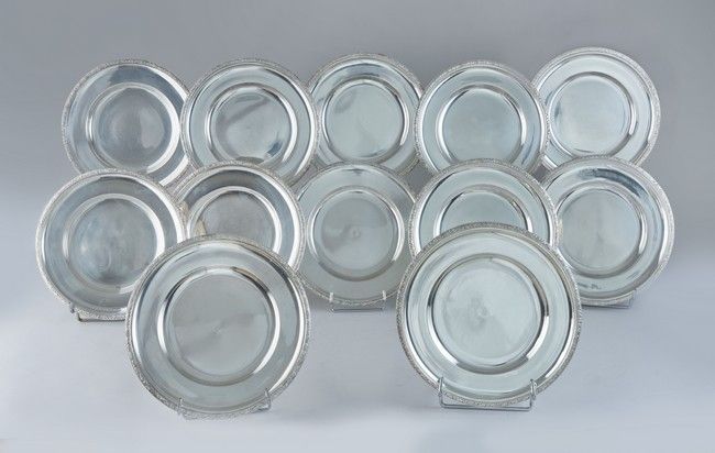 SUITE DE DOUZE ASSIETTES en argent (900)...
