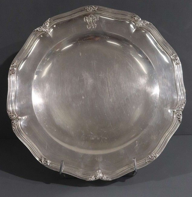 PLAT rond à contour fileté en argent, agrafes...