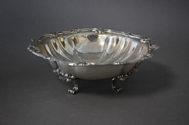 CORBEILLE en argent à bord chantournée et...