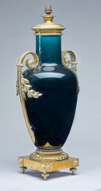 GRAND VASE balustre en porcelaine émaillée...